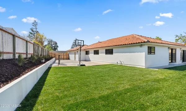 a view of a house with backyard