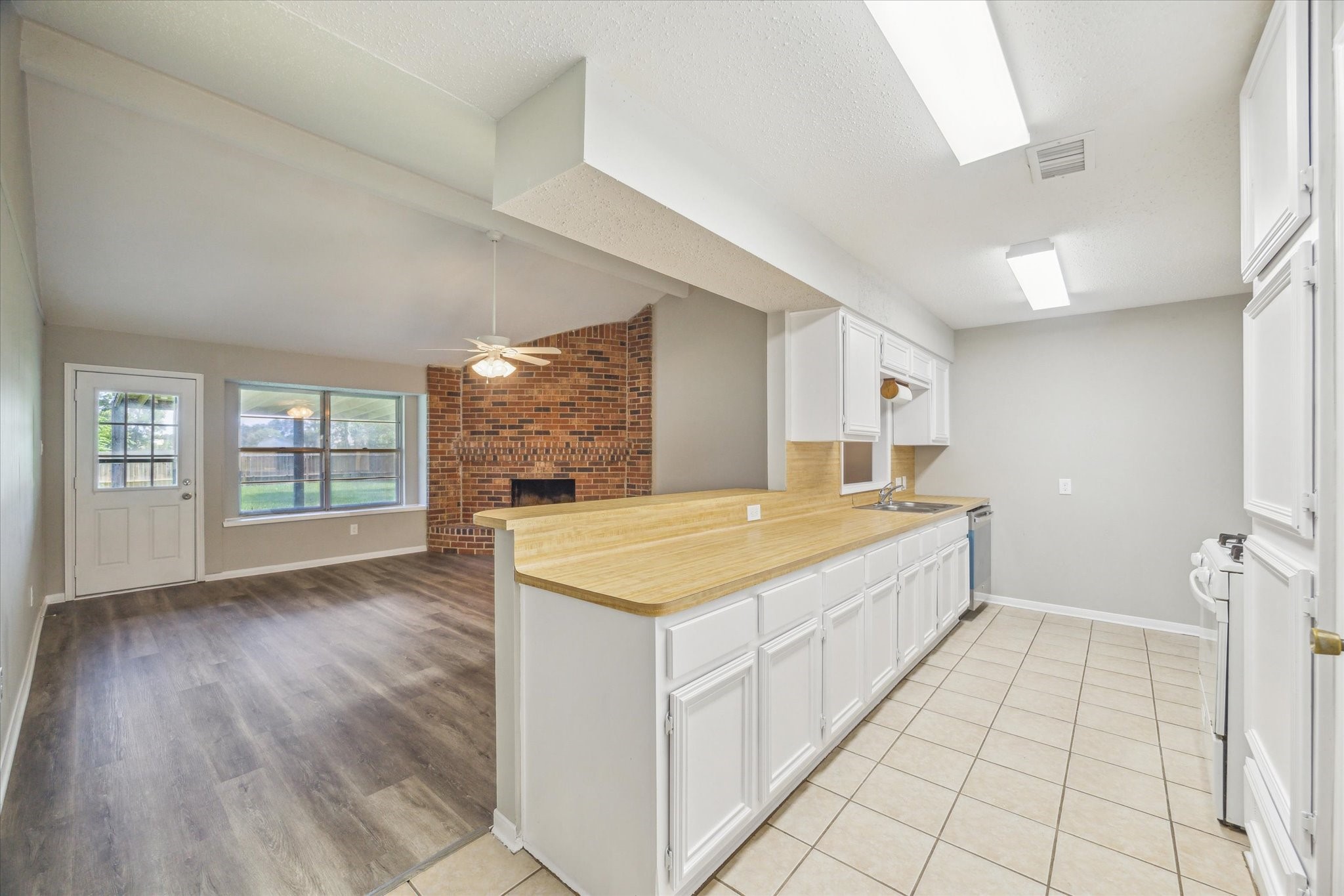 2717 Parrott Avenue Rosenberg, TX 77471 - Photo 6 of 20 a spacious bathroom with a granite countertop sink a mirror and a bathtub