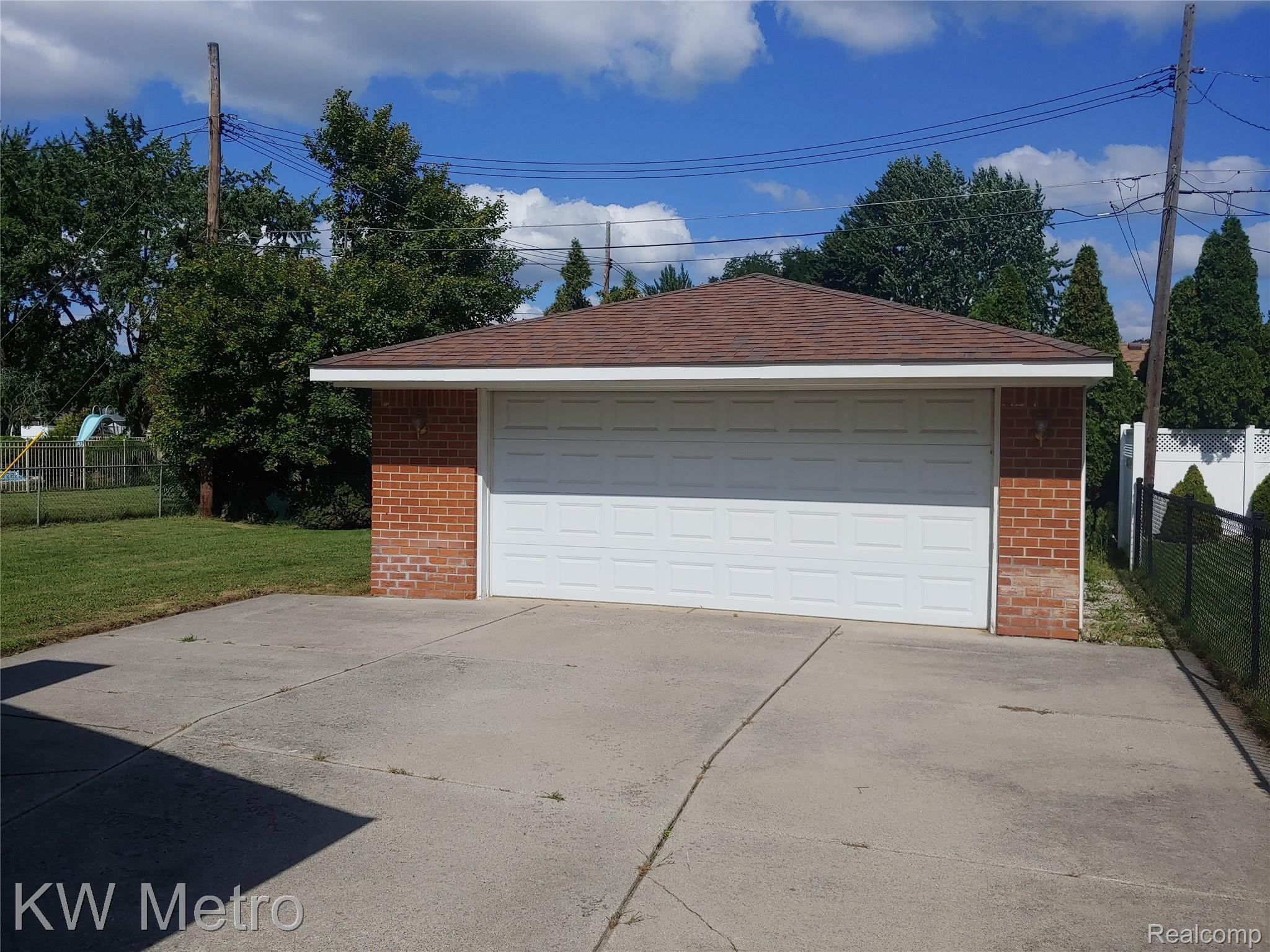 11175 Erdmann Road Sterling Heights, MI 48314 - Photo 4 of 14 20210901_112047.jpg