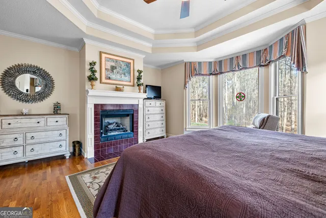 a view of a livingroom with furniture