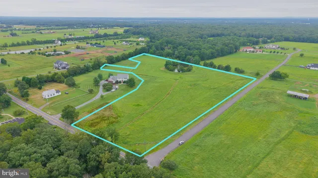 a view of a tennis court