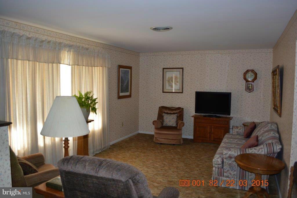 16016 Broadfording Road Hagerstown, MD 21740 - Photo 5 of 14 Living Room