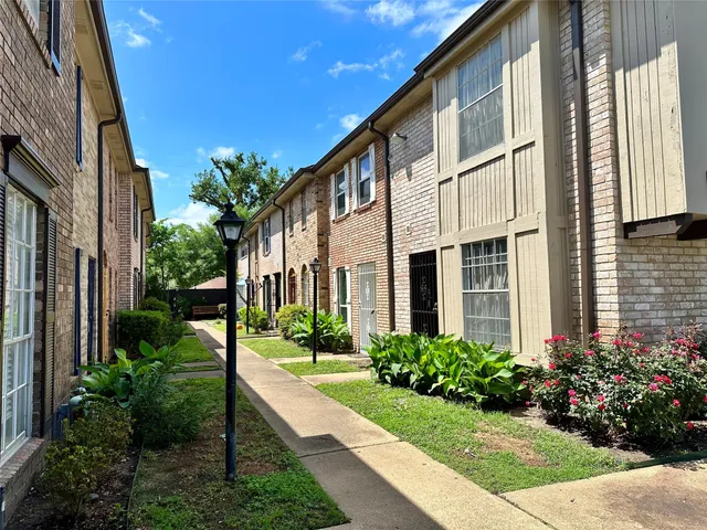a view of a back yard of the house