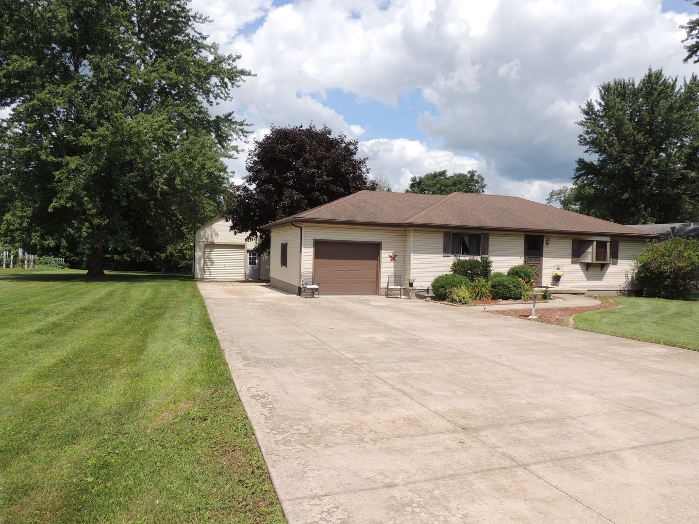 813 North 2803rd Road Utica, IL 61373 - Photo 2 of 13