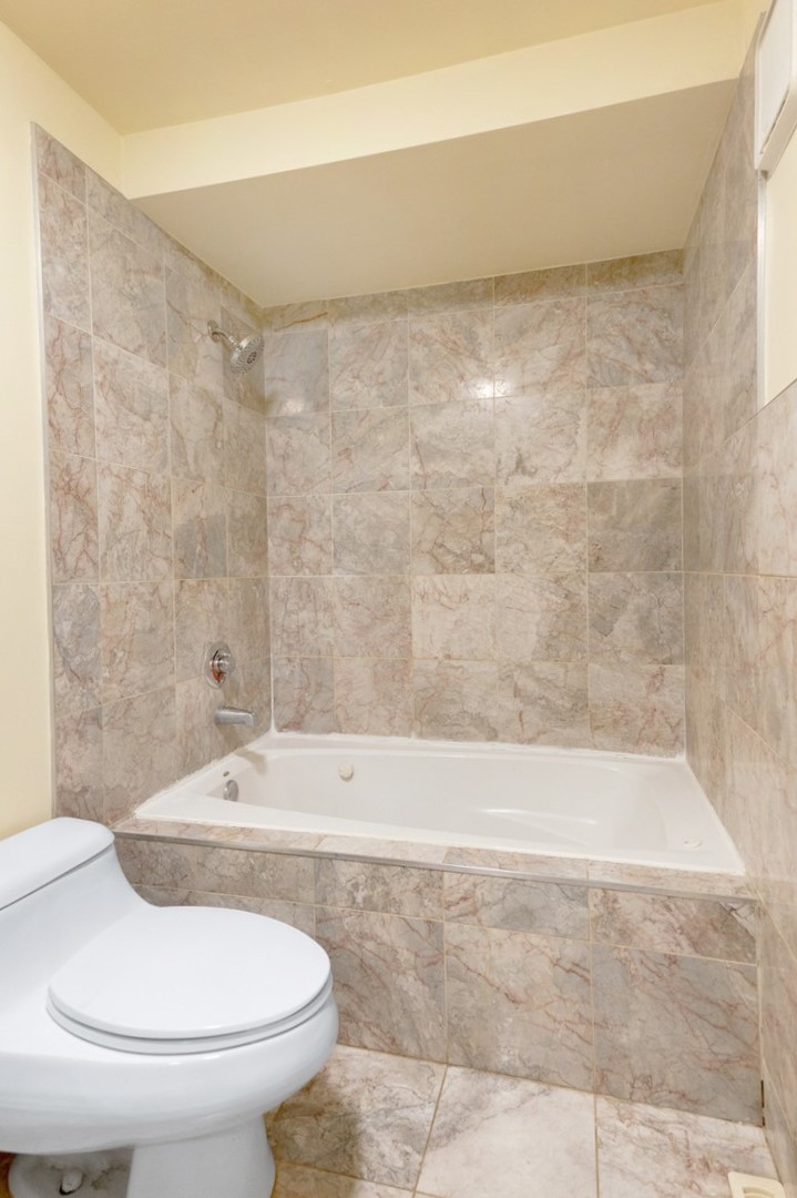 120 Ambleside Road Des Plaines, IL 60016 - Photo 18 of 22 a bathroom with a bathtub and a toilet
