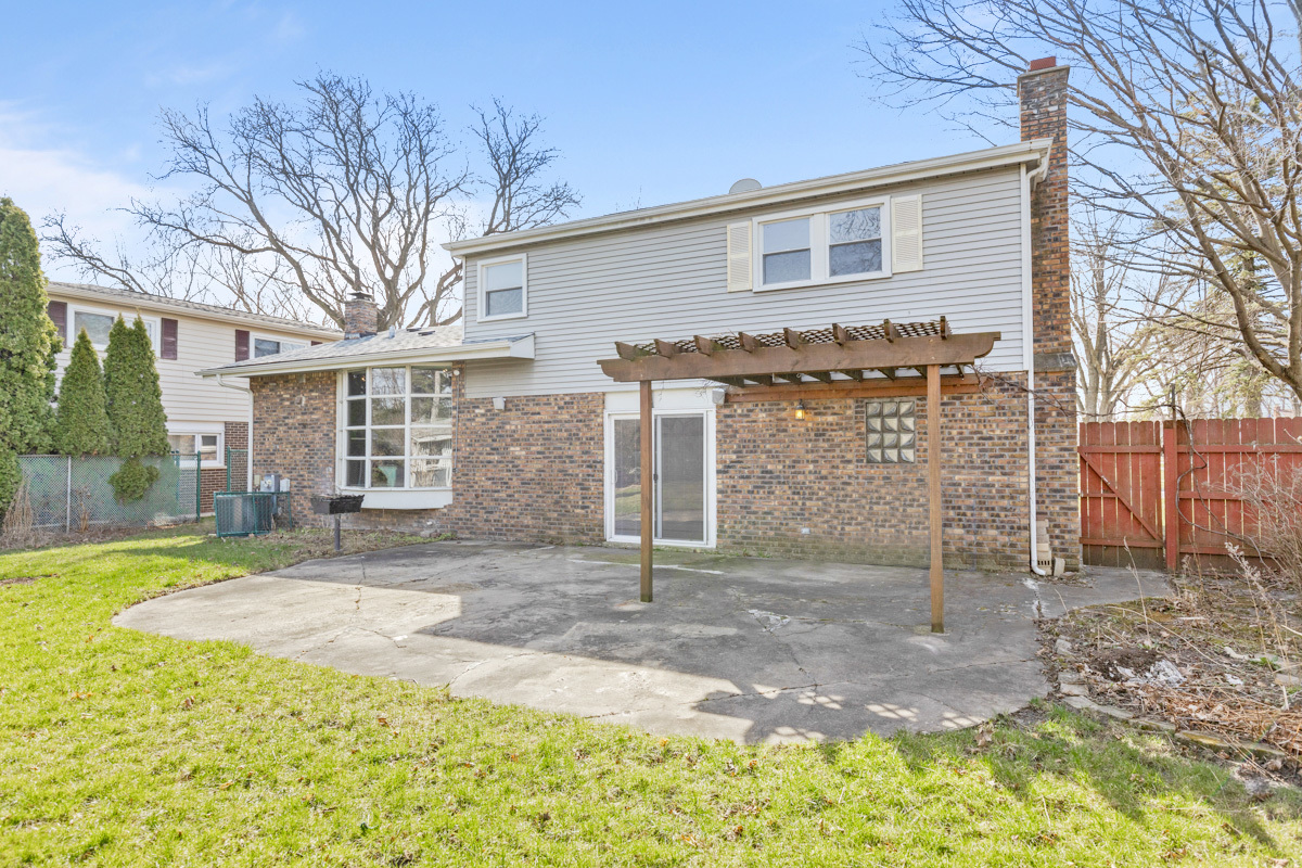 120 Ambleside Road Des Plaines, IL 60016 - Photo 21 of 22 a backyard of a house