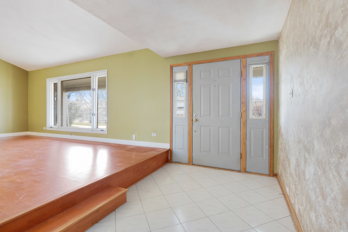 120 Ambleside Road Des Plaines, IL 60016 - Photo 3 of 22 a view of an empty room with window
