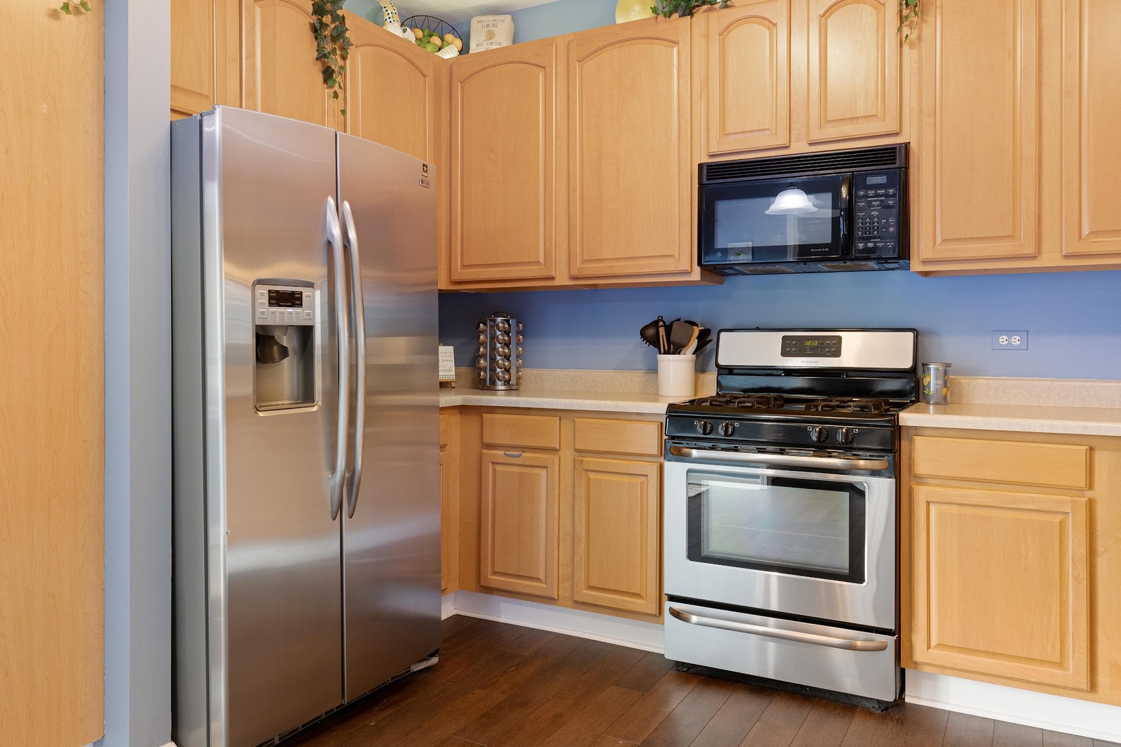 3484 Ravinia Circle Aurora, IL 60504 - Photo 7 of 26 a kitchen with stainless steel appliances granite countertop a refrigerator stove and microwave