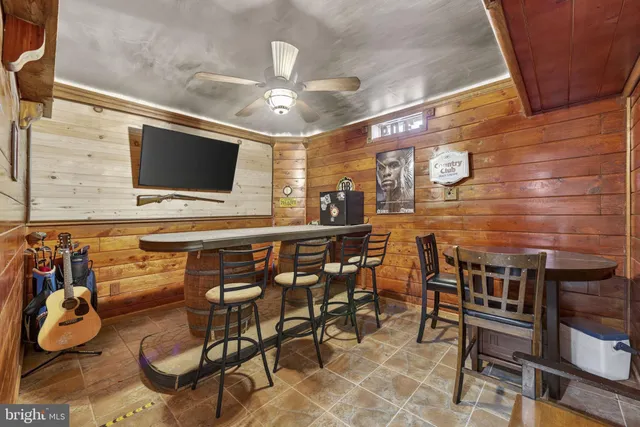 a view of a livingroom with furniture