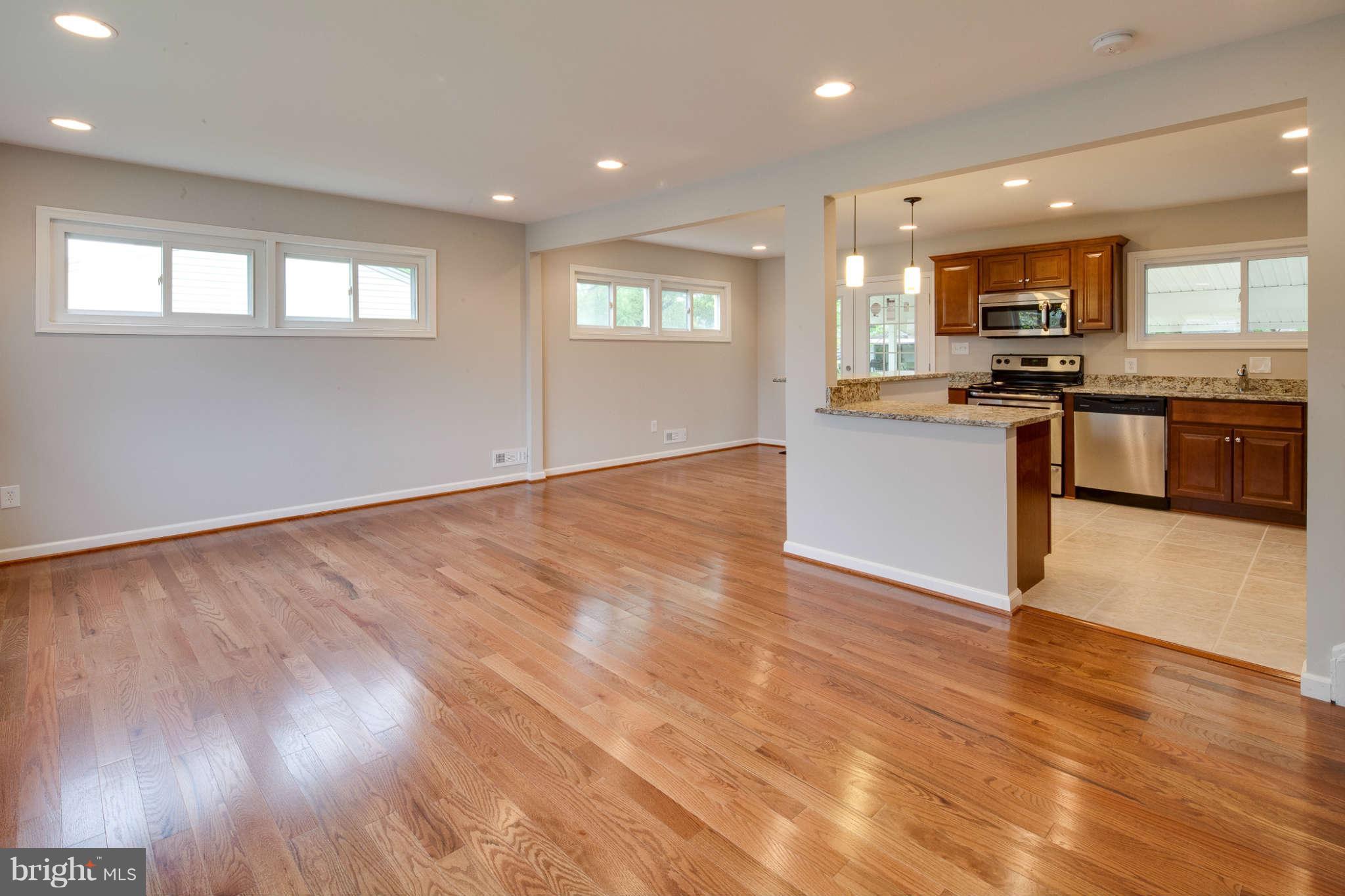 1012 Southridge Road Baltimore, MD 21228 - Photo 4 of 29 Living Room