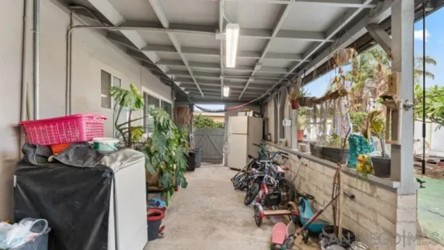 a view of entryway with outdoor space