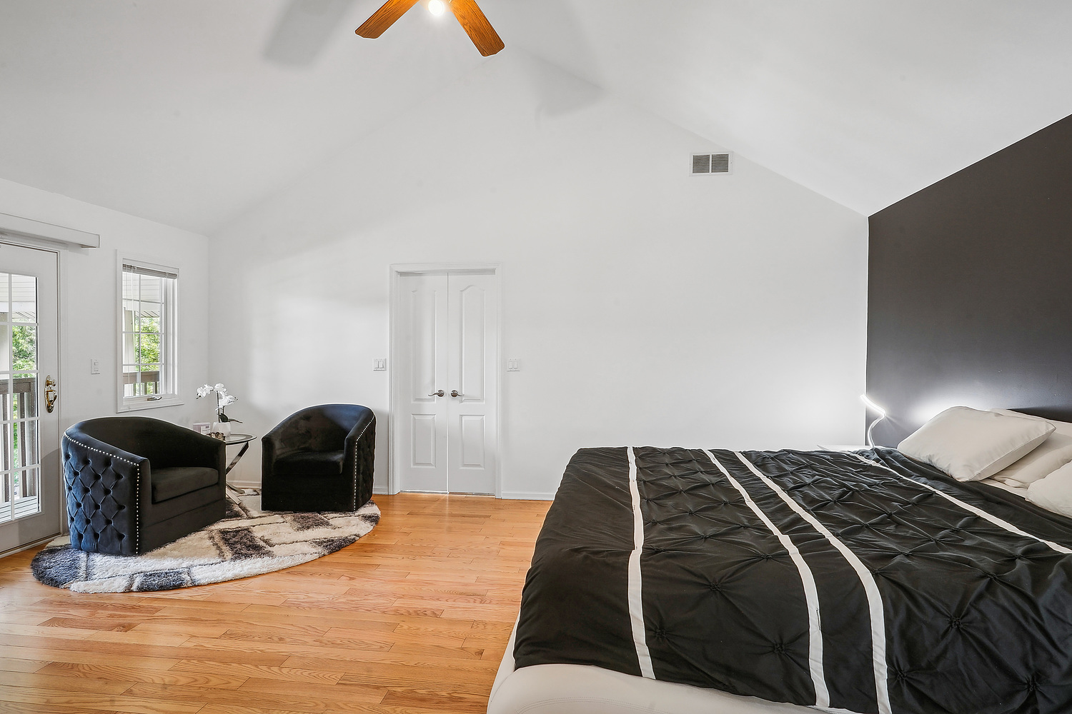 9033 Kearney Road Darien, IL 60561 - Photo 25 of 38 a bedroom with a bed and lamp