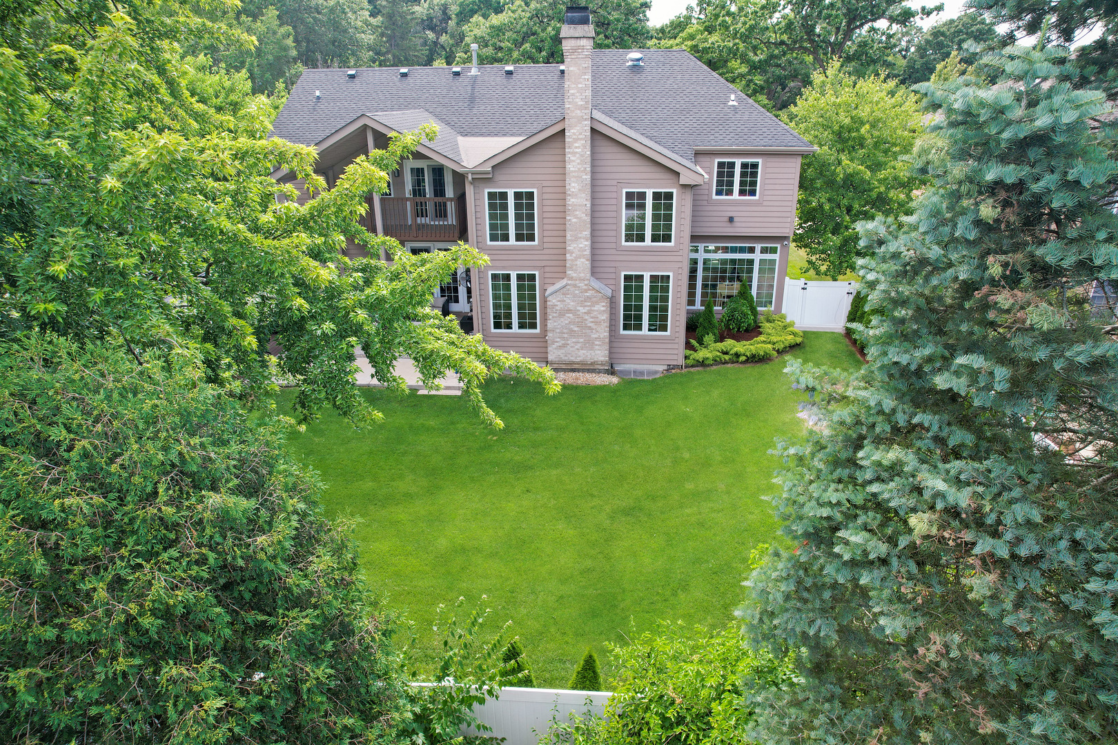 9033 Kearney Road Darien, IL 60561 - Photo 5 of 38 a view of a house with garden