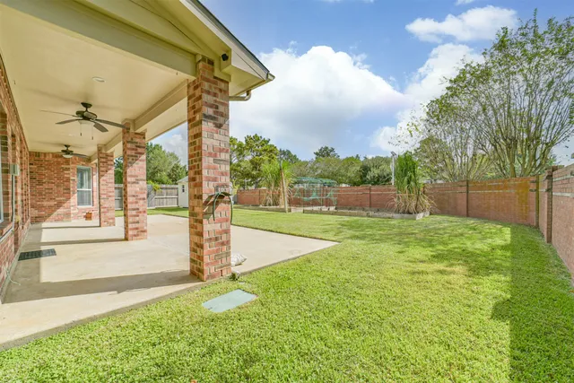 a view of a back yard