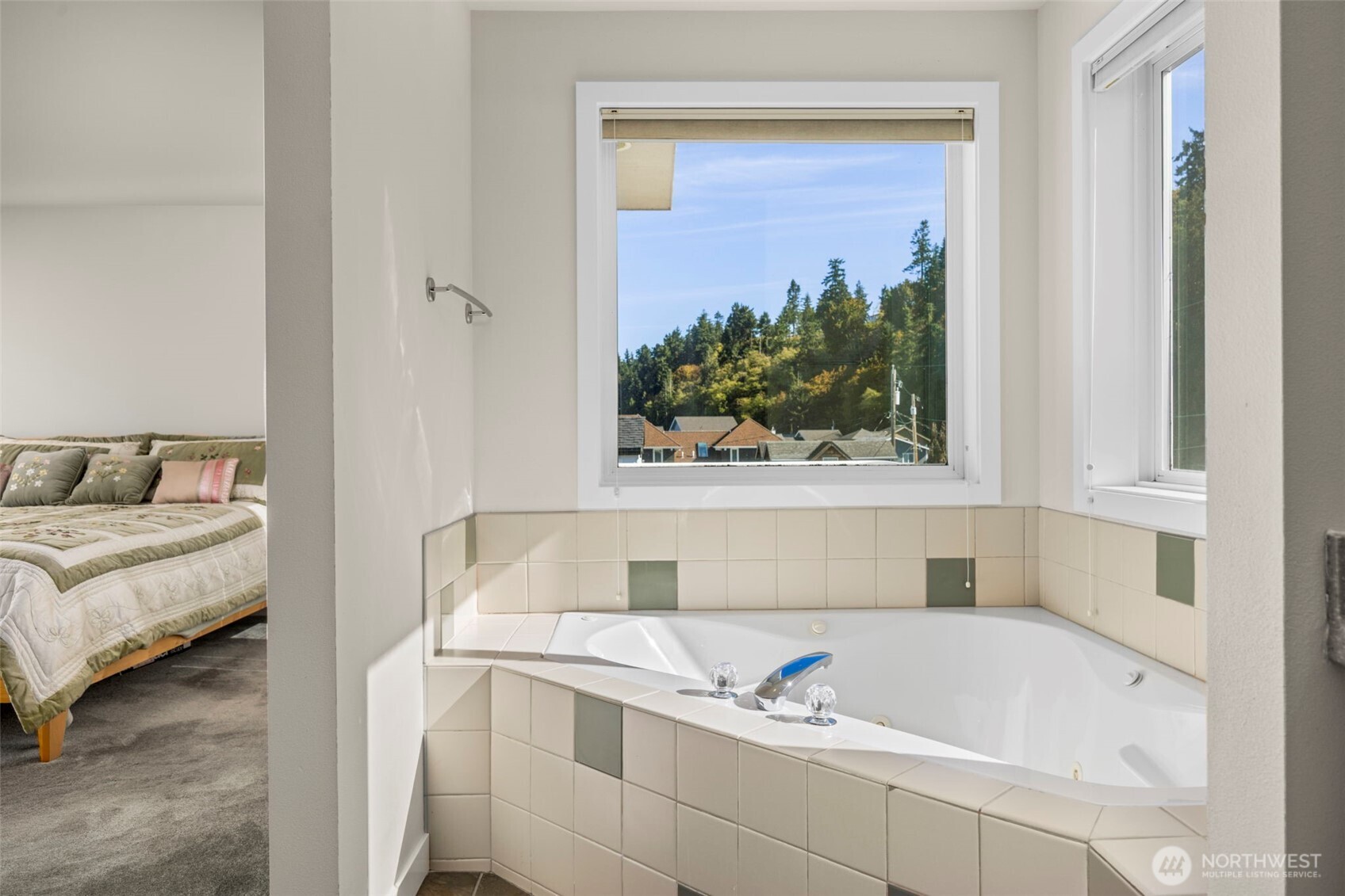 6436 South Ebb Tide Lane Freeland, WA 98249 - Photo 25 of 40 a bathroom with a tub and a window