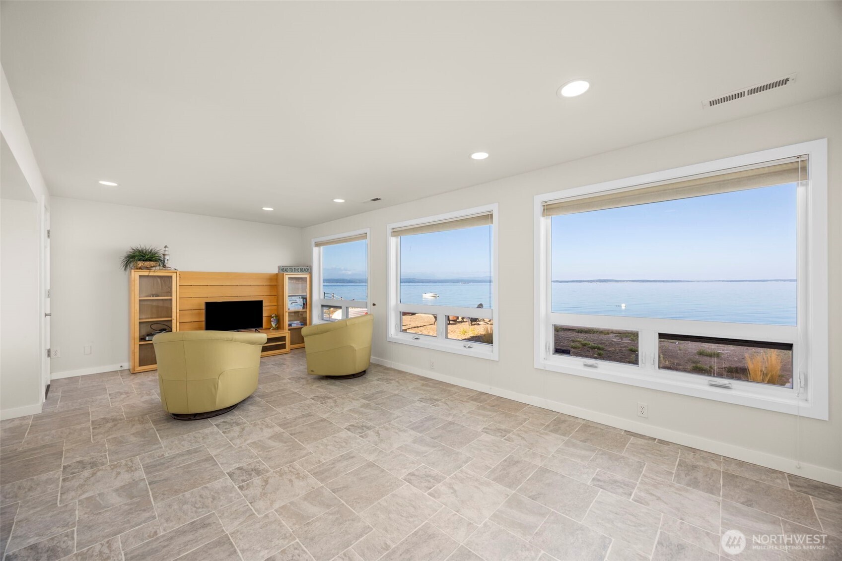 6436 South Ebb Tide Lane Freeland, WA 98249 - Photo 28 of 40 a view of living room and furniture