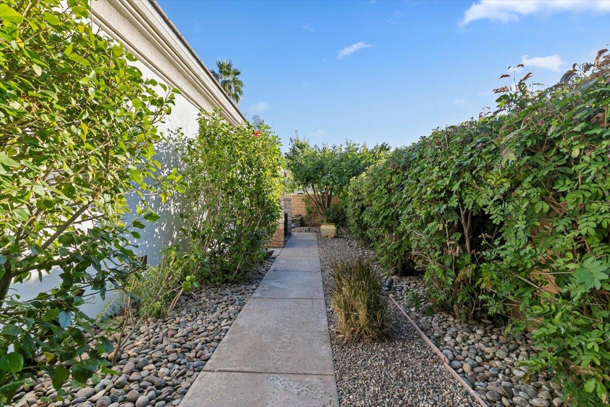 50 Toscana Way East Rancho Mirage, CA 92270 - Photo 56 of 87 078-Walkway