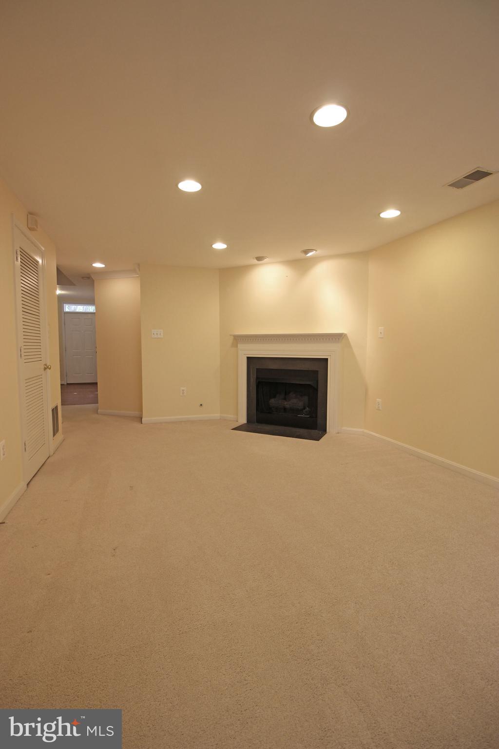 11799 Valley Ridge Circle Fairfax, VA 22033 - Photo 4 of 43