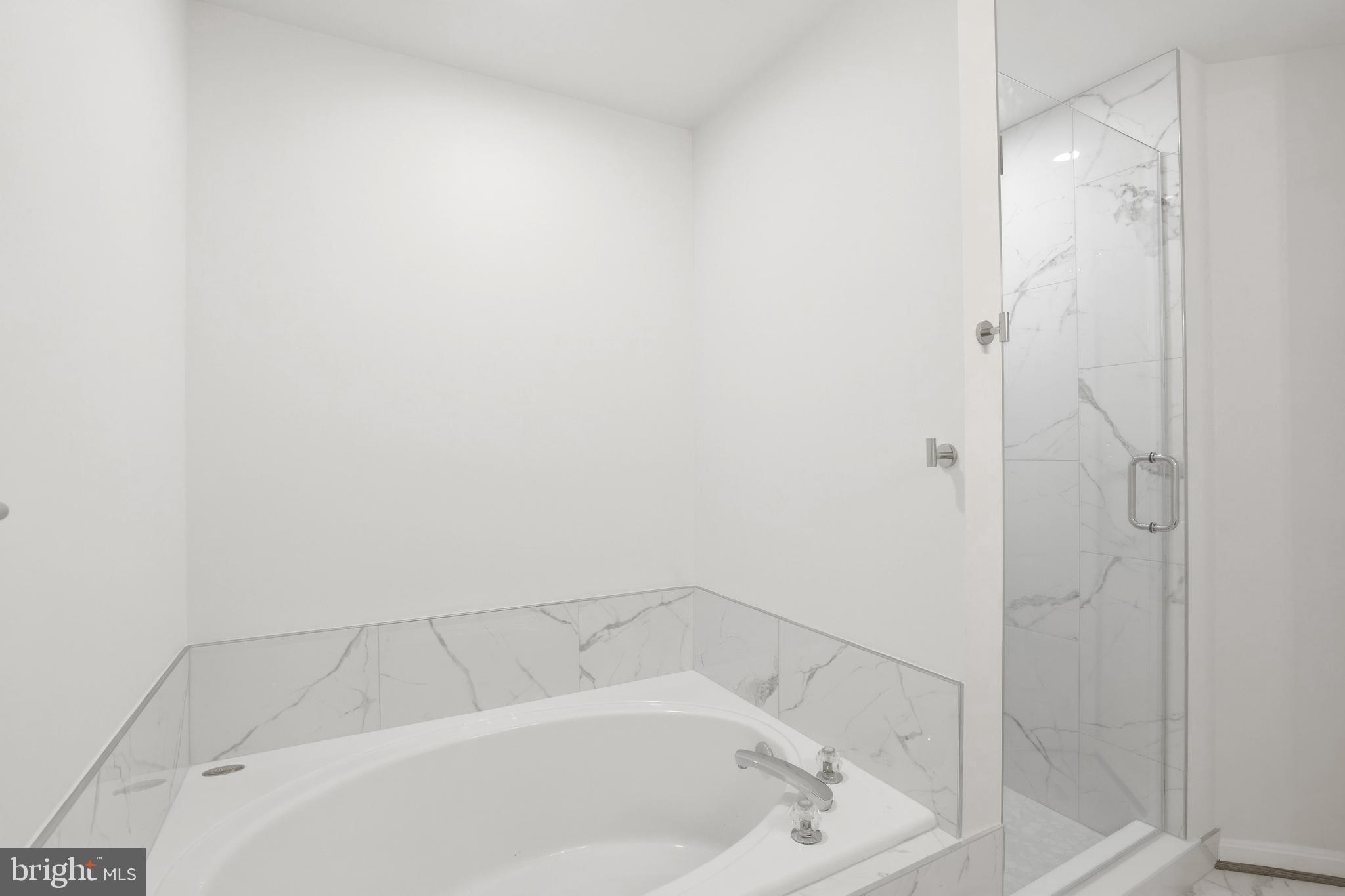 14275 Newbern Loop Gainesville, VA 20155 - Photo 17 of 35 a bathroom with a bathtub