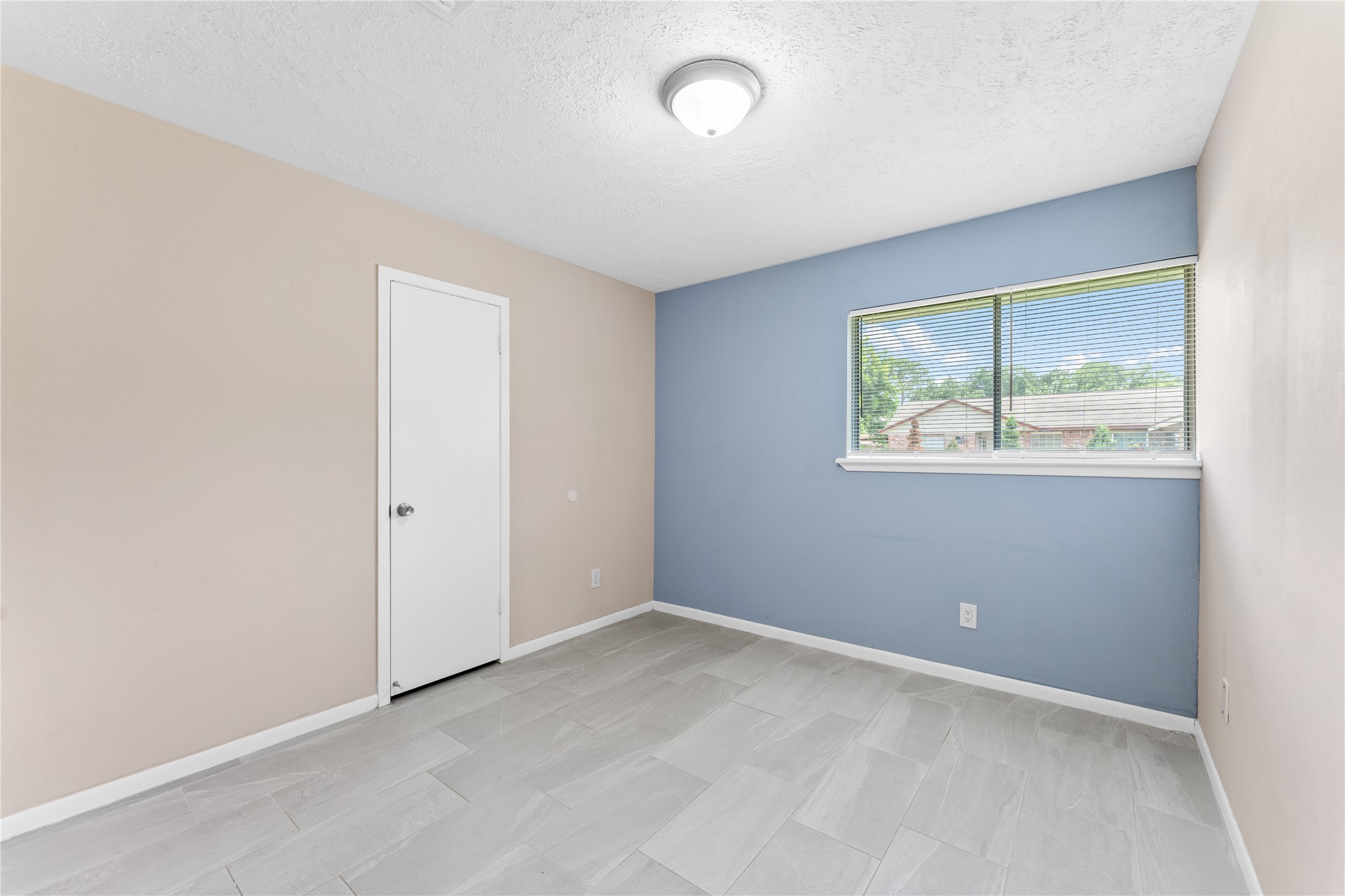 1431 Epsilon Street Pasadena, TX 77504 - Photo 17 of 21 an empty room with windows