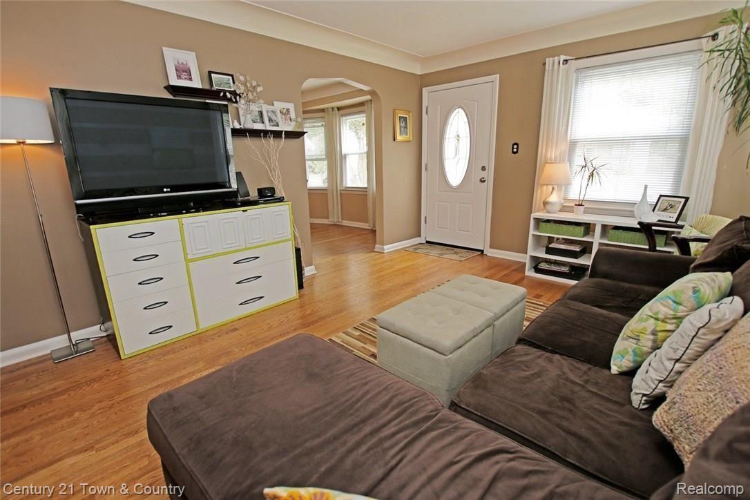 2020 Harvard Road Berkley, MI 48072 - Photo 12 of 45 12) Living Room.jpg