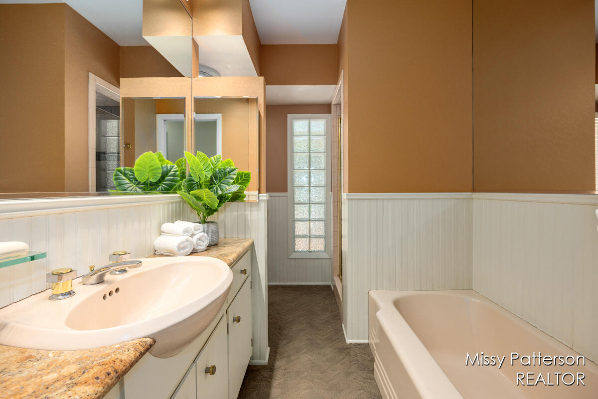 6257 Cascade Road Southeast Grand Rapids, MI 49546 - Photo 14 of 35 Bathroom