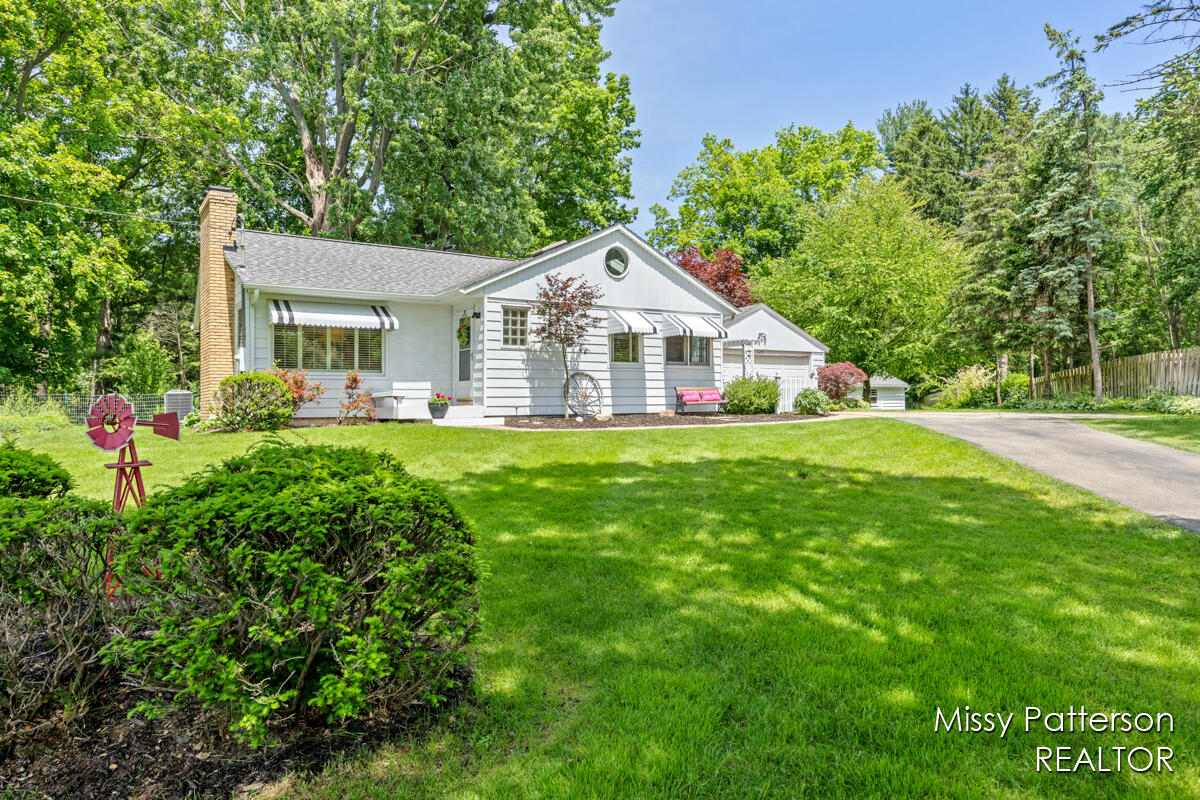 6257 Cascade Road Southeast Grand Rapids, MI 49546 - Photo 2 of 35 Front yard