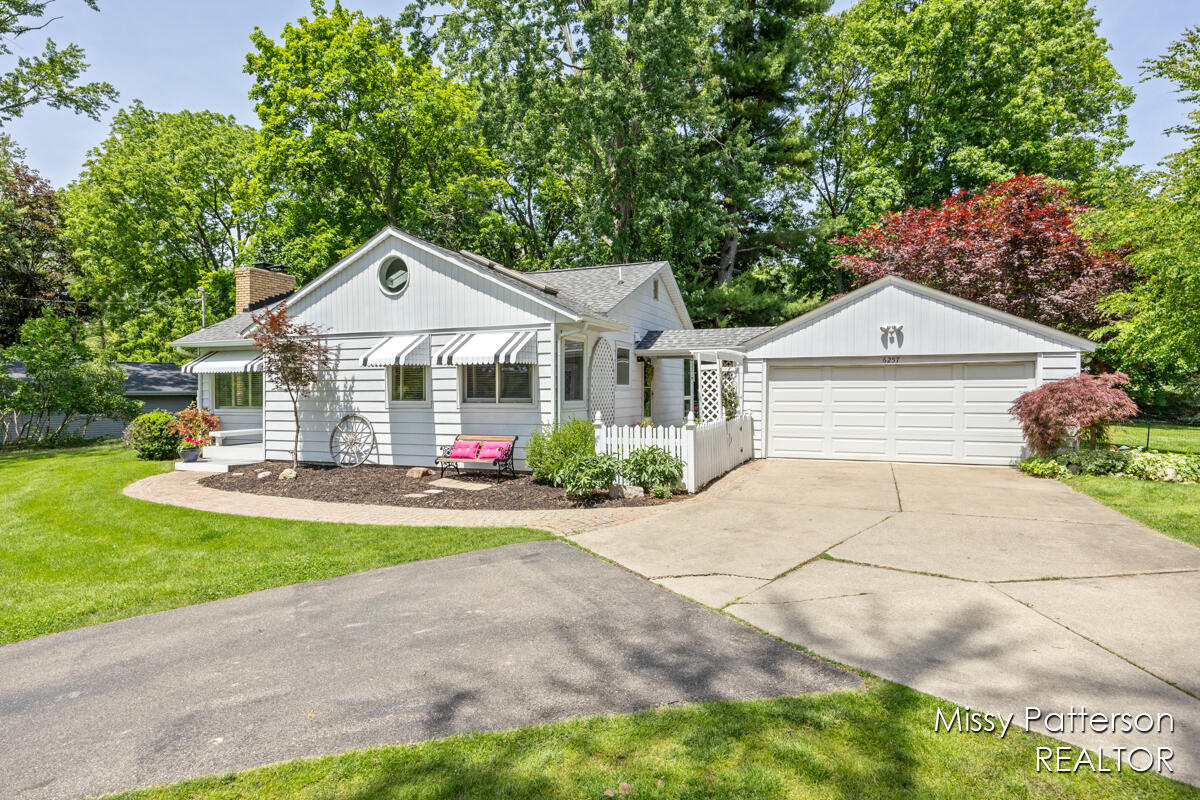 6257 Cascade Road Southeast Grand Rapids, MI 49546 - Photo 4 of 35 Garage