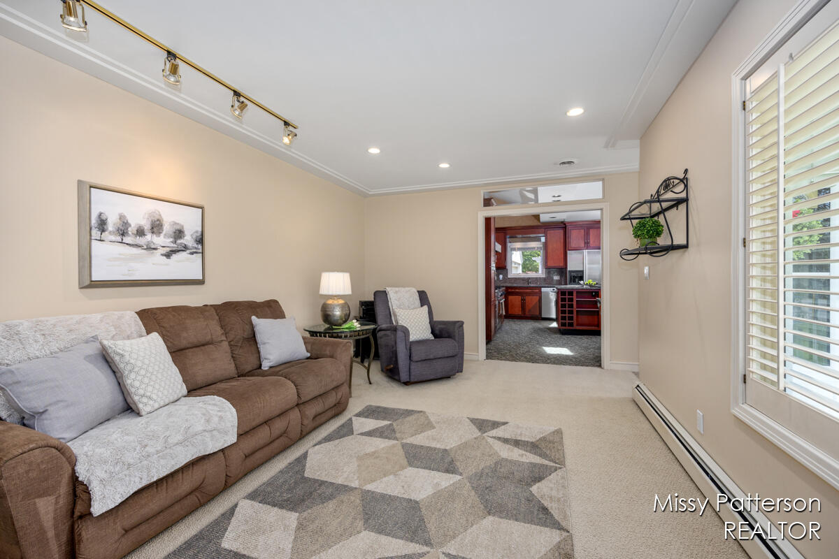 6257 Cascade Road Southeast Grand Rapids, MI 49546 - Photo 7 of 35 Living Room