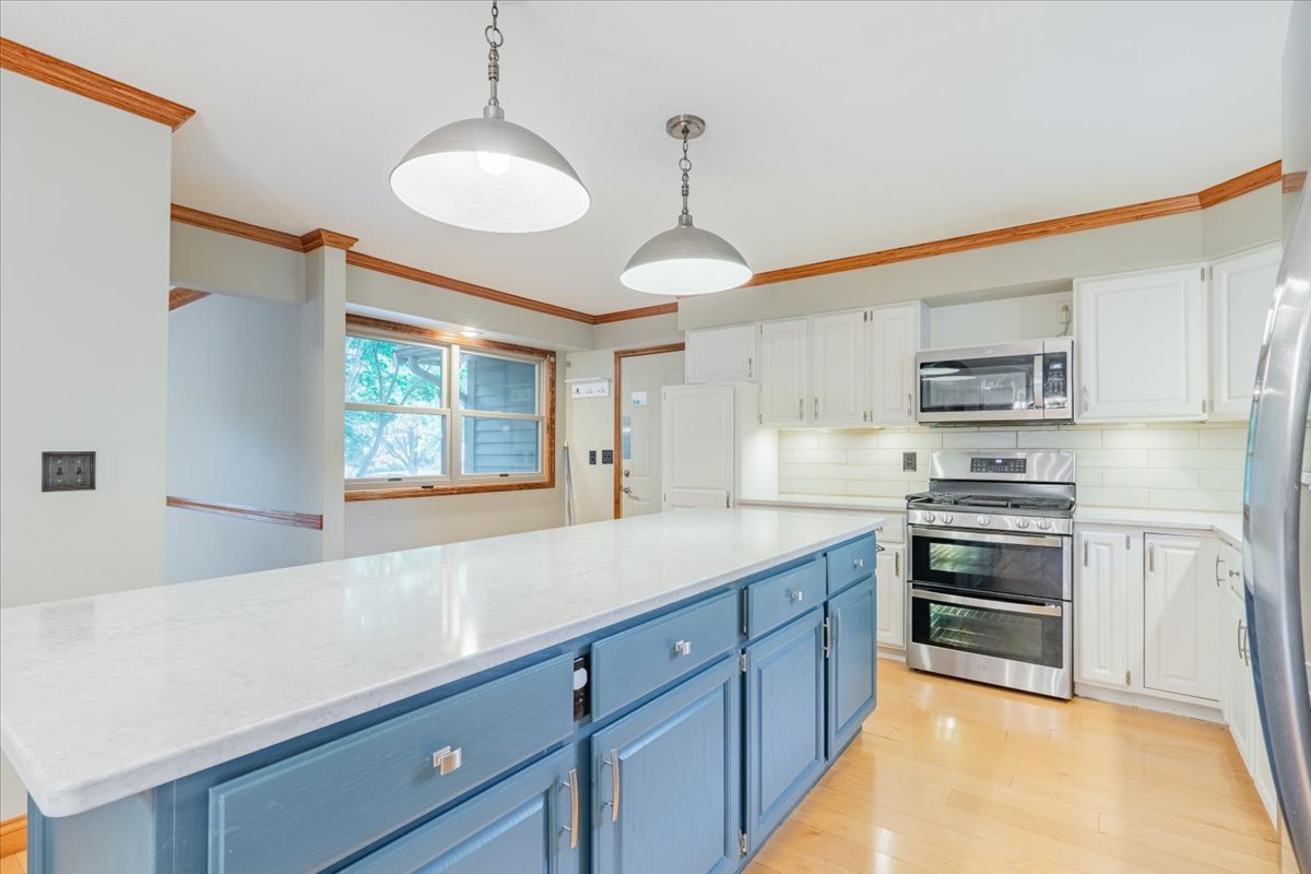 10 Inverness Drive Bloomington, IL 61701 - Photo 14 of 43 a kitchen with stainless steel appliances granite countertop a sink a stove and a refrigerator