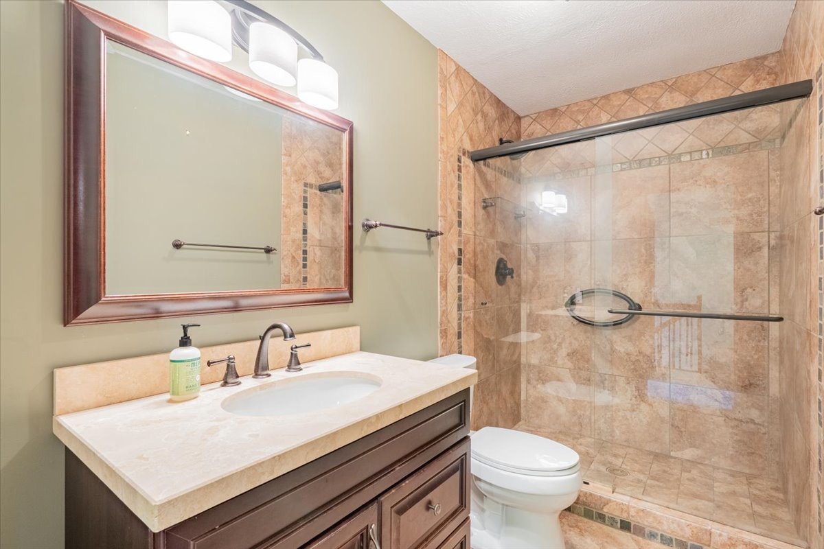 10 Inverness Drive Bloomington, IL 61701 - Photo 31 of 43 a bathroom with a sink toilet and shower