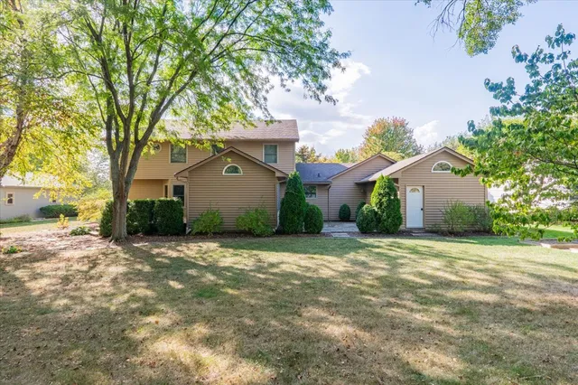 $399,900 | 10 Inverness Drive, Bloomington, IL 61701