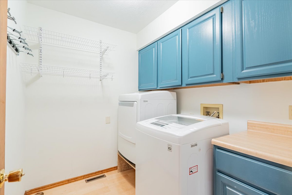 10 Inverness Drive Bloomington, IL 61701 - Photo 8 of 43 a utility room with dryer and washer