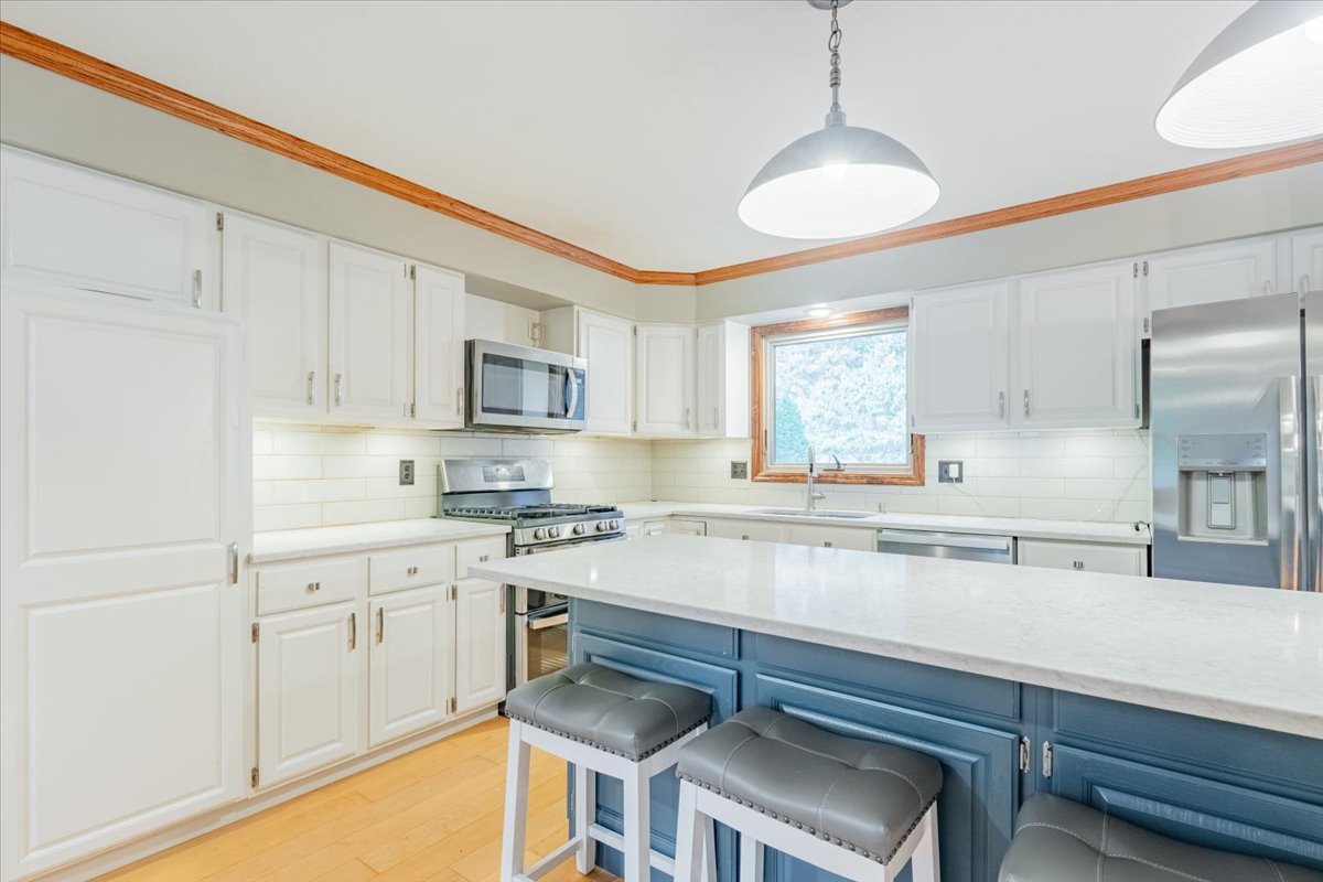 10 Inverness Drive Bloomington, IL 61701 - Photo 9 of 43 a kitchen with a stove a sink and a refrigerator