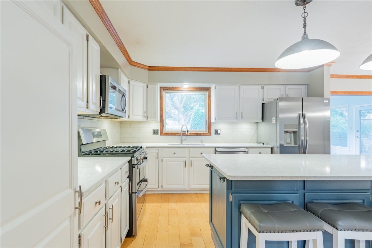 10 Inverness Drive Bloomington, IL 61701 - Photo 10 of 43 a kitchen with a sink stove and cabinets