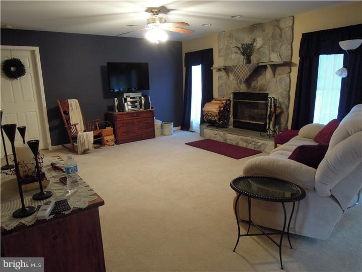 300 Maple Lane Riegelsville, PA 18077 - Photo 7 of 25 Family Room