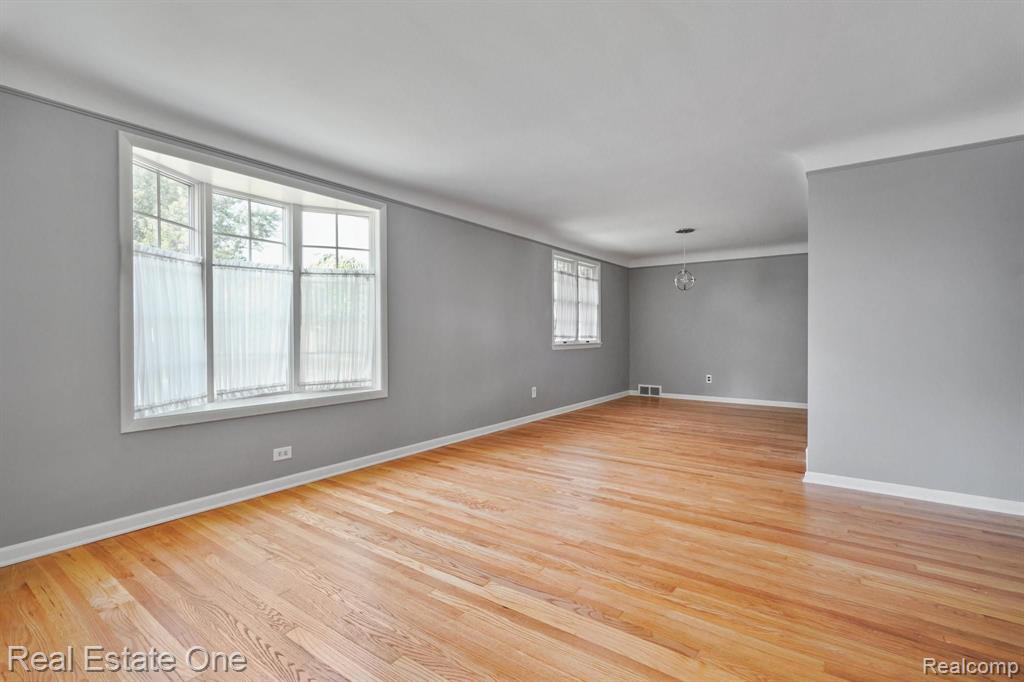 21135 Littlestone Road Harper Woods, MI 48225 - Photo 4 of 20