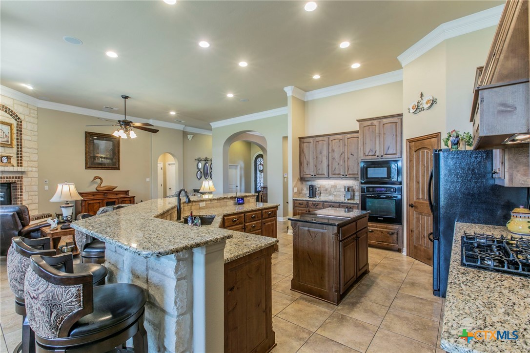 1735 Alta Vista Loop Temple, TX 76502 - Photo 11 of 41 Kitchen with island