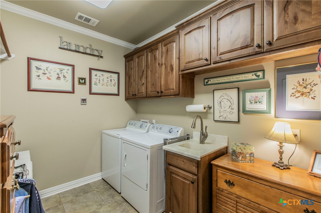 1735 Alta Vista Loop Temple, TX 76502 - Photo 26 of 41 Laundry Room w/Sink