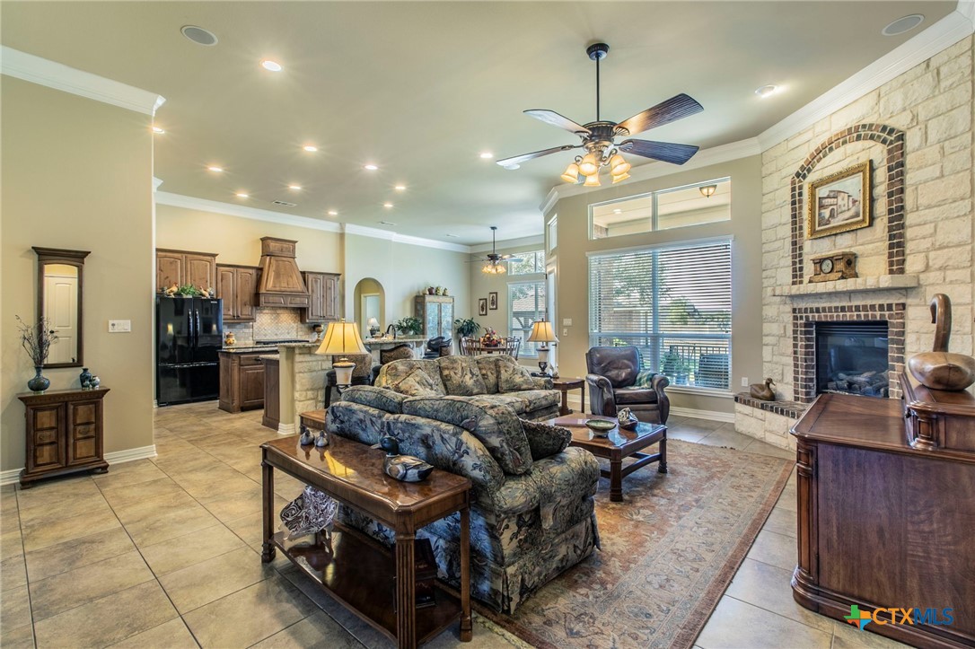 1735 Alta Vista Loop Temple, TX 76502 - Photo 5 of 41 Living Room