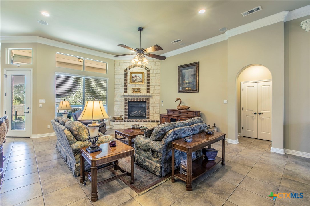 1735 Alta Vista Loop Temple, TX 76502 - Photo 6 of 41 Living Room