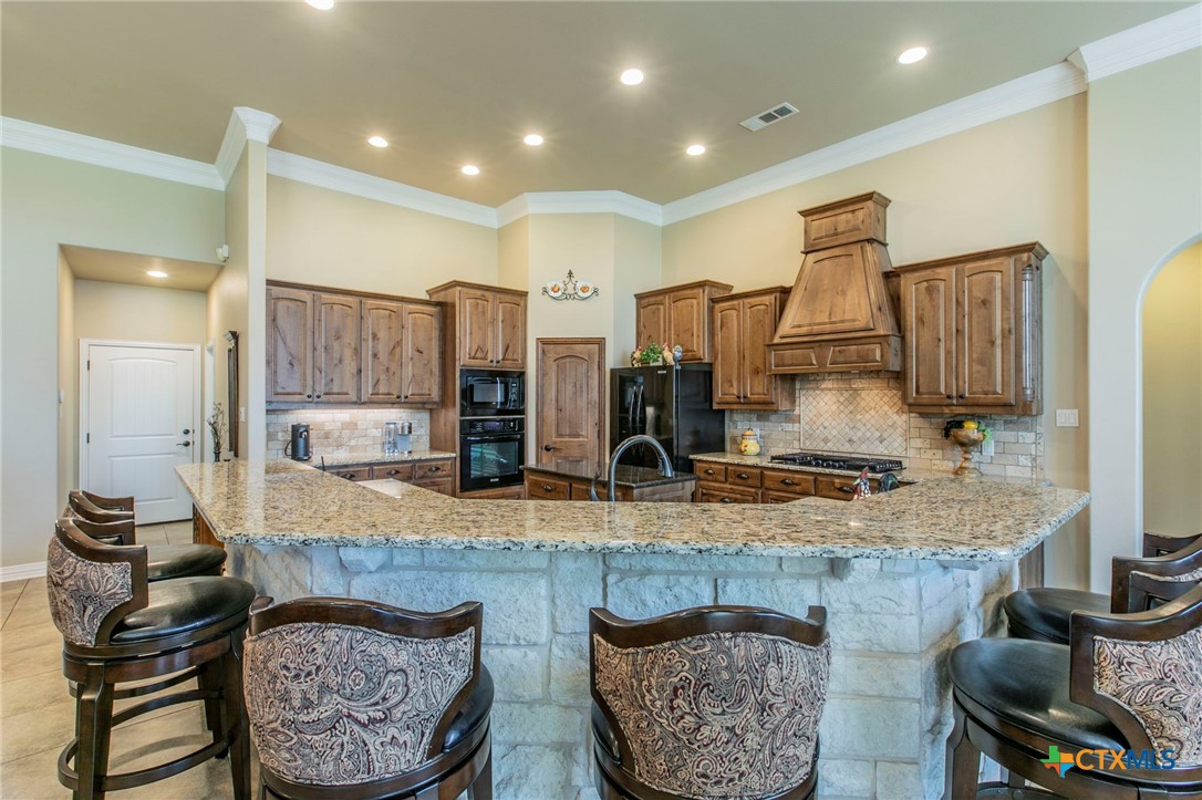 1735 Alta Vista Loop Temple, TX 76502 - Photo 10 of 41 Huge Serving/Breakfast Bar