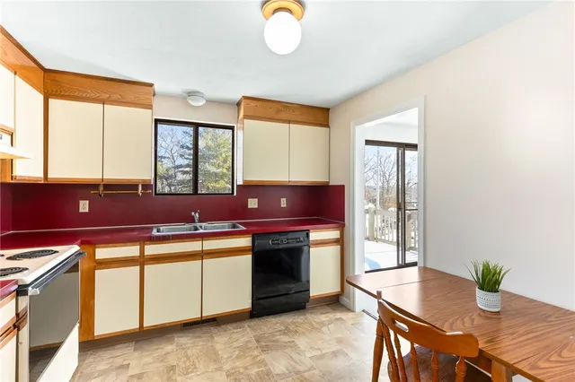 $299,900 | 402 Pinewood Drive, Smithfield, RI 02917