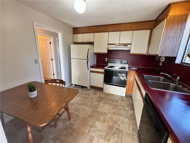 $299,900 | 402 Pinewood Drive, Smithfield, RI 02917