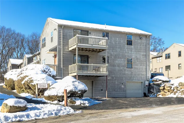 $299,900 | 402 Pinewood Drive, Smithfield, RI 02917