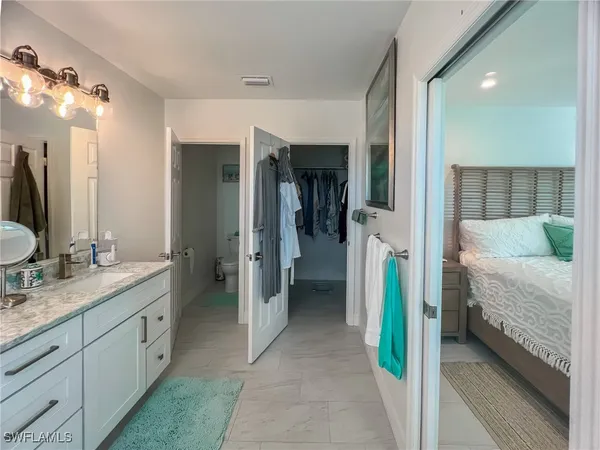 a en suite bathroom with a double vanity sink and a mirror