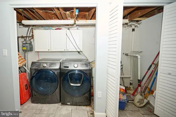 a view of a entryway with retail shop