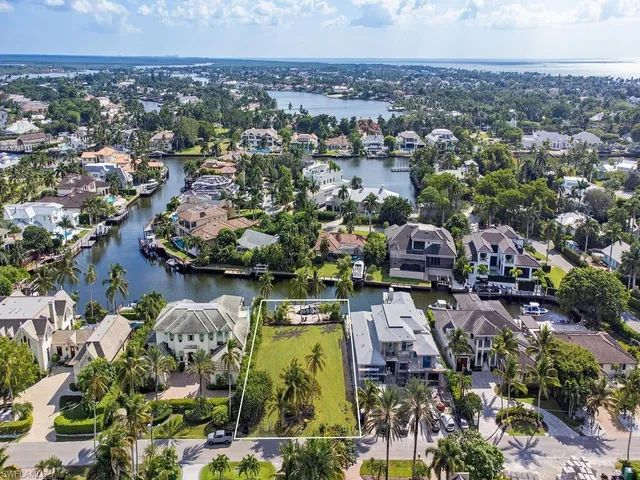 $4,950,000 | 688 21st Avenue South, Naples, FL 34102