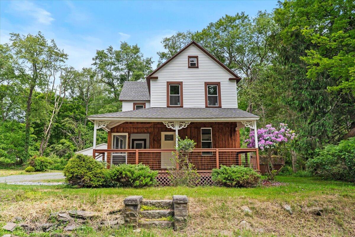 a view of a house with yard and plants