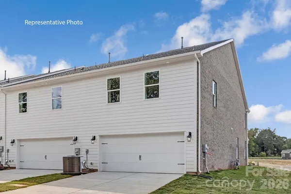 a view of a house with backyard